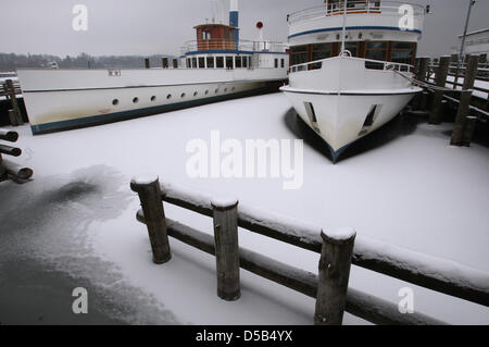 Ausflugsschiffe eingebettet in Eis am Ammersee in der Nähe von Inning, Deutschland, 8. Januar 2010. Frostige Temperaturen haben auch Bayern unter Kontrolle. Foto: Karl-Josef Hildenbrand Stockfoto