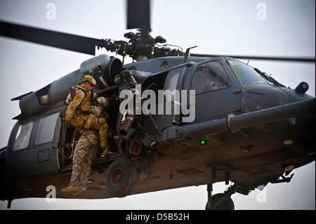 Ein Air Force HH-60 Pavehawk-Hubschrauber mit dem 66. Rescue Squadron hisst ein simuliertes Opfer für die Sicherheit während einer Übung 13. März 2013, der Obstgarten GÜZ, Idaho. Stockfoto