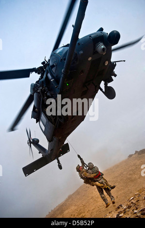 Ein Air Force HH-60 Pavehawk-Hubschrauber mit dem 66. Rescue Squadron hisst ein simuliertes Opfer für die Sicherheit während einer Übung 13. März 2013, der Obstgarten GÜZ, Idaho. Stockfoto