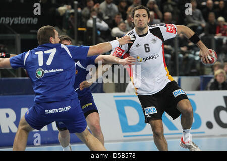 Handball-Länderspiel Deutschland - Insel bin Samstag (09.01.2010) in der Arena Nürnberger Versicherung in Nürnberg (Mittelfranken): Der Deutsche Michael Müller (r) Setzt Neben Dem Isländer Sverre Jakobsson Zum Sprungwurf Jg. Foto: Daniel Karmann Dpa/Lby Stockfoto