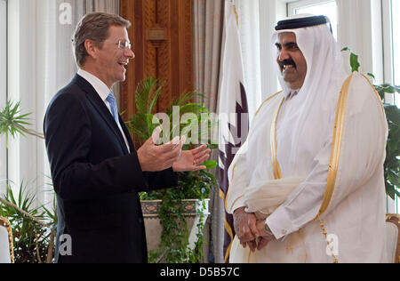 Bundesaußenminister Guido Westerwelle (FDP, l) Und der Emir von Katar, Scheich Hamad bin Chalifa al Thani, treffen Sich bin Sonntag (10.01.2010) Im Amtssitz des Emirs in Doha Zu Einem Gespräch. Westerwelle Besuchte Zuvor sterben Ägypten Und Saudi Arabien Und Wird Im Laufe Seiner Reise Noch Die Vereinigten Arabischen Emirate Besuchen. Foto: Arno Burgi Dpa/lbn Stockfoto