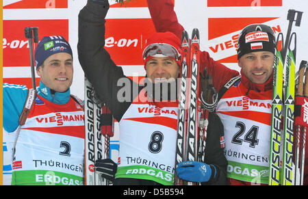 Tim Burke (USA), Norweger Ole Einar Bjoerndalen und Tomasz Sikora aus Polen (L-R) stehen auf dem Podium nach Massenstart der Männer während der Biathlon-WM in Oberhof, Deutschland, 10. Januar 2010. Bjoerndalen an erster Stelle vor Burke und Sikora. Foto: Martin Schutt Stockfoto