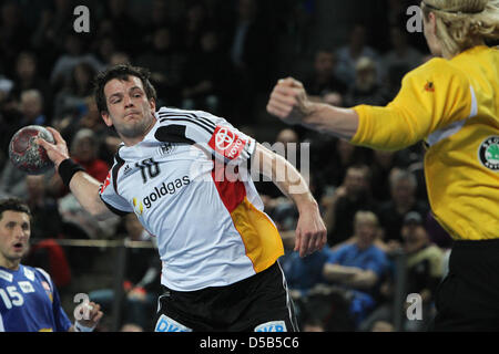 Handball-Länderspiel Deutschland - Insel bin Samstag (09.01.2010) in der Arena Nürnberger Versicherung in Nürnberg (Mittelfranken): Der Deutsche Matthias Flohr (l) Setzt Vor Dem Isländischen Torwart Björgvin Gustavsson Zum Sprungwurf Jg. Foto: Daniel Karmann Dpa/Lby Stockfoto