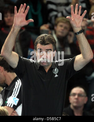 Handball-Länderspiel Deutschland - Insel bin Samstag (09.01.2010) in der Arena Nürnberger Versicherung in Nürnberg (Mittelfranken): Der Deutsche Trainer Heiner Brand Reagiert Auf Den Spielverlauf. Foto: Daniel Karmann Dpa/lby Stockfoto