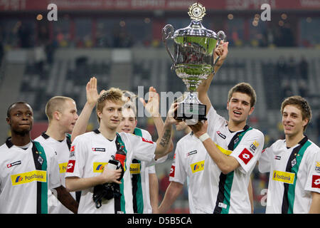 Fußball Wintercup Finale: Borussia Moenchengladbach Vs Fortuna Düsseldorf in der Esprit Arena in Düsseldorf, 10. Januar 2010. Mönchengladbach Marco Reus (3-L) und Roman Neustaedter (2-L) feiern ihren Sieg. Foto: Rolf Vennenbernd Stockfoto