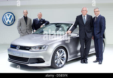 Klaus Bischoff (L-R), Chef-Designer von Volkswagen (VW), Walter Maria Silva, Leiter Design der VW-Konzern, Ulrich Hackenberg, Entwicklungschef der VW-Konzern und Stefan Jacoby, CEO und Präsident von VW Group of America stehen neben VW neue kompakte Coupé Hybrid auf der VW-Stand auf der North American International Auto Show (NAIAS) in Detroit, USA, 10. Januar 2010. Es ist das Auto Stockfoto