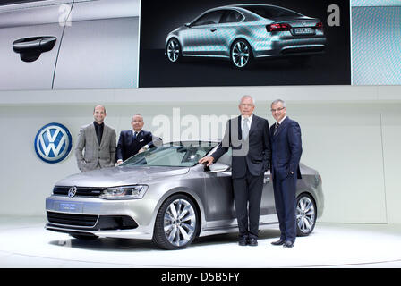 Klaus Bischoff (L-R), Chef-Designer von Volkswagen (VW), Walter Maria Silva, Leiter Design der VW-Konzern, Ulrich Hackenberg, Entwicklungschef der VW-Konzern und Stefan Jacoby, CEO und Präsident von VW Group of America stehen neben VW neue kompakte Coupé Hybrid auf der VW-Stand auf der North American International Auto Show (NAIAS) in Detroit, USA, 10. Januar 2010. Es ist das Auto Stockfoto