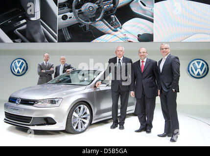 Klaus Bischoff (L-R), Leiter der Volkswagen Design, Walter da Silva, Volkswagen Design Director, Ulrich Hackenberg, technischer Direktor von VW, Christian Klingler, Direktor des VW-Verteiler und Stefan Jacoby (R), CEO der Volkswagen of America, stellen neben einer VW New Compact Coupé Hybrid während der offiziellen Fahrzeugpräsentation auf der North American International Auto Show (NAIAS) Stockfoto