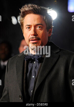 US-Schauspieler Robert Downey Jr. kommt bei der Premiere seines Films "Sherlock Holmes" in Berlin, Deutschland, 12. Januar 2010. Der Film öffnet am 28. Januar 2010 in den deutschen Kinos. Foto: Jens Kalaene Stockfoto