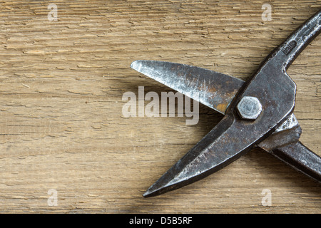 Alte Werkzeuge (Schere für Metall) auf hölzernen Hintergrund Stockfoto