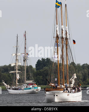 Teilnehmer an der 20. Hanse Sail sind auf dem Weg an die Ostsee auf dem Fluss Warnow in Rostock, Deutschland, 6. August 2010. Erwartet werden rund 250 Traditionssegler und Museumsschiffe aus 13 Ländern, sowie 1 Million Besucher. Foto: Bernd Wuestneck Stockfoto