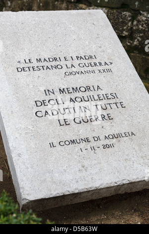 Gedenktafel für die Gefallenen aller Kriege, Aquileia, Friuli, Italien Stockfoto