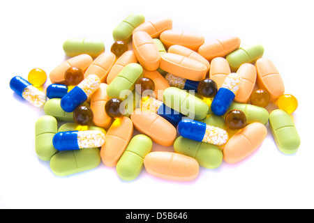 Haufen von verschiedenen Pillen, Kapseln und Tabletten, die isoliert auf weißem Hintergrund. Stockfoto