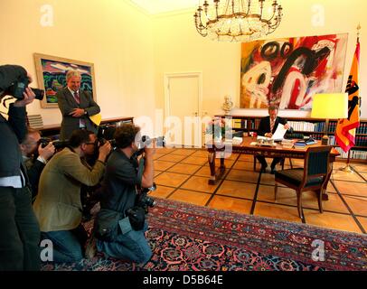 Bundespräsident Christian Wulff sitzt an seinem Schreibtisch während einer Fotosession im Bellevue Palace in Betrlin, Deutschland, 6. August 2010. Foto: Wolfgang Kumm Stockfoto