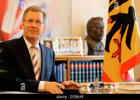 Bundespräsident Christian Wulff sitzt an seinem Schreibtisch während einer Fotosession im Bellevue Palace in Betrlin, Deutschland, 6. August 2010. Foto: Wolfgang Kumm Stockfoto