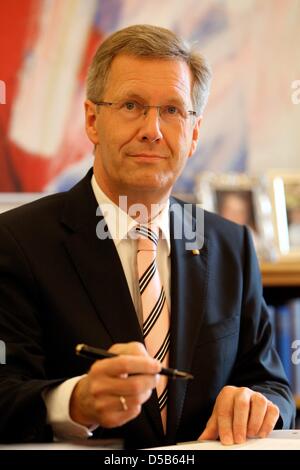 Bundespräsident Christian Wulff sitzt an seinem Schreibtisch während einer Fotosession im Bellevue Palace in Betrlin, Deutschland, 6. August 2010. Foto: Wolfgang Kumm Stockfoto