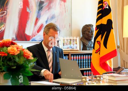 Bundespräsident Christian Wulff sitzt an seinem Schreibtisch während einer Fotosession im Bellevue Palace in Betrlin, Deutschland, 6. August 2010. Foto: Wolfgang Kumm Stockfoto