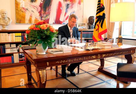 Bundespräsident Christian Wulff sitzt an seinem Schreibtisch während einer Fotosession im Bellevue Palace in Betrlin, Deutschland, 6. August 2010. Foto: Wolfgang Kumm Stockfoto