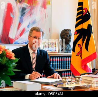 Bundespräsident Christian Wulff sitzt an seinem Schreibtisch während einer Fotosession im Bellevue Palace in Betrlin, Deutschland, 6. August 2010. Foto: Wolfgang Kumm Stockfoto