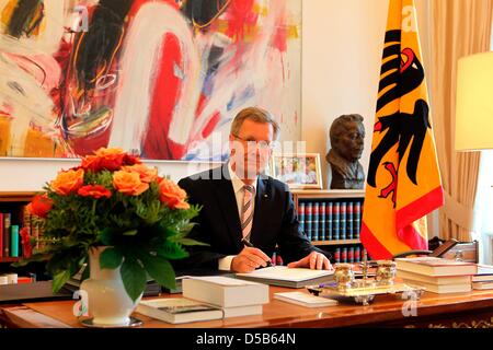 Bundespräsident Christian Wulff sitzt an seinem Schreibtisch während einer Fotosession im Bellevue Palace in Betrlin, Deutschland, 6. August 2010. Foto: Wolfgang Kumm Stockfoto