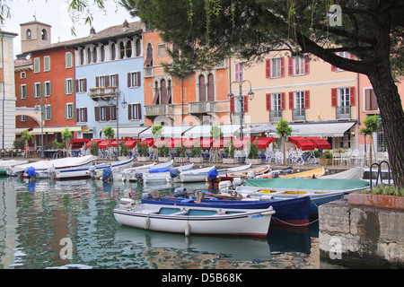 Boote in den Hafen von Desenzano am Gardasee, Region Brescia, Lombardei, Italien Stockfoto