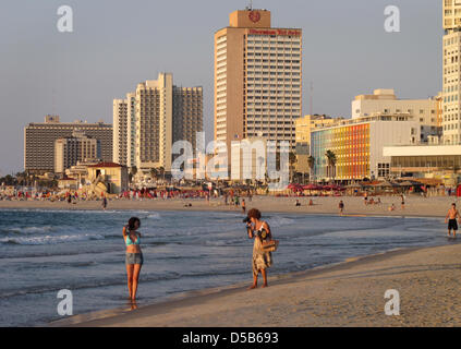 (Dpa-Datei) - ein Datei-Bild vom 30. September 2009 zeigt den Strand in Tel Aviv mit der Hotel-Skyline im Hintergrund. Tel Aviv ist das kulturelle Zentrum von Israel und die Heimat von unzähligen Galerien, Kinos und Diskotheken. Foto: Peer Grimm Stockfoto