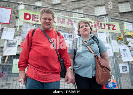 Blinde und Sehbehinderte paar, Nicole und Roland Doehring vor einem Zaun montiert für den Abriss des Hauptbahnhofs Stuttgart, Deutschland, 5. August 2010 stehen. Gegner der sogenannten ' Stuttgart 21' Bauprojekt montiert, Banner, Blumen und Protestschreiben. Foto: Uwe Anspach Stockfoto