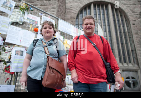 Blinde und Sehbehinderte paar, Nicole und Roland Doehring vor einem Zaun montiert für den Abriss des Hauptbahnhofs Stuttgart, Deutschland, 5. August 2010 stehen. Gegner der sogenannten ' Stuttgart 21' Bauprojekt montiert, Banner, Blumen und Protestschreiben. Foto: Uwe Anspach Stockfoto