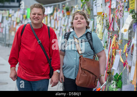 Blinde und Sehbehinderte paar, Nicole und Roland Doehring vor einem Zaun montiert für den Abriss des Hauptbahnhofs Stuttgart, Deutschland, 5. August 2010 stehen. Gegner der sogenannten ' Stuttgart 21' Bauprojekt montiert, Banner, Blumen und Protestschreiben. Foto: Uwe Anspach Stockfoto