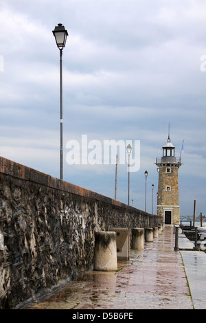 Pier in Desenzano am Gardasee an einem stürmischen Tag, Region von Brescia, Lombardei, Italien Stockfoto