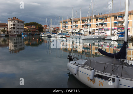 Reflexionen auf dem Wasser, Grado Marina, Friaul-Julisch Venetien, Italien Stockfoto