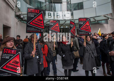 London, UK. 28. März 2013. BBC-Journalisten zu Beginn ihrer 12-Stunden zu Fuß. Mitglieder der nationalen Union von Journalisten (NUJ) und technische Union Bectu bei der BBC zu Fuß über Arbeitsplatzverluste und erhöhte Arbeitsbelastung Maßnahmen zur Kostensenkung bei der Corporation. Diese Aktion folgt der früheren Ausstand im Februar aus Protest gegen die Bereitstellung von Quality First Kostensenkungsmaßnahmen in Reaktion auf die BBC Lizenz Honorarabrechnung im Jahr 2010 eingeführt. Bildnachweis: Martyn Wheatley / Alamy Live News Stockfoto