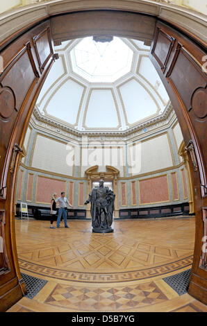 Besucher beobachten, eine Skulptur, die Darstellung von Herzog (Duke) Ernst II. Sachsen-Coburg und Gotha (1818-1893) in der Natur Museum von Gotha, Deutschland, 10. August 2010. Das Museum liegt in einem Gebäude initiiert und gebaut von Herzog Ernst II. von Sachsen-Coburg und Gotha, die aufwendige Sammlung der Herzog in den Jahren 1864-1879 präsentieren. Mehr als 300 Jahre alte Stücke aus der ehemaligen Kunst- Stockfoto