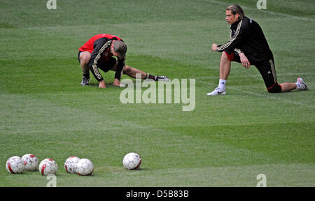 Torwarttrainer Andreas Köpke (L) erstreckt sich mit Goalkeeper Tim Wiese (R) während des Trainings der deutschen Fußball-Nationalmannschaft im Park Stadion in Kopenhagen, 10. August 2010. Am Mittwoch (11. August 2010) spielt Deutschland ein Freundschaftsspiel gegen Dänemark. Foto: Fabian Bimmer/dpa Stockfoto