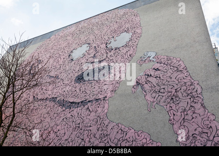 Street Art auf Oberbaumstrasse, Kreuzberg - "Leviathan" von Blu, Berlin, Deutschland Stockfoto