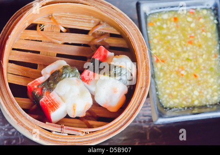 Chinesische Dim-Sum-Krabbe in Bambus Container traditionelle Küche, serviert mit scharfer Soße gedämpft Stockfoto