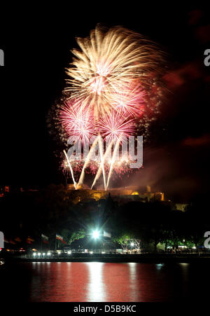 Das abschließende Feuerwerk-Spektakel der "Rhein in Flammen" leuchtet der Himmel, wo Flüsse Rhein und Mosel in Koblenz, Deutschland, 14. August 2010 treffen. Organisatoren erwarten bis zu 200.000 Zuschauer für das Festival unter dem Motto "Zauber der Verwandlung". Foto: Thomas Frey Stockfoto