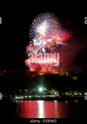 Das abschließende Feuerwerk-Spektakel der "Rhein in Flammen" leuchtet der Himmel, wo Flüsse Rhein und Mosel in Koblenz, Deutschland, 14. August 2010 treffen. Organisatoren erwarten bis zu 200.000 Zuschauer für das Festival unter dem Motto "Zauber der Verwandlung". Foto: Thomas Frey Stockfoto