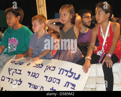 Kinder protestieren mit Plakaten gegen geplanten Auslieferungen in Tel Aviv, Israel, 14. August 2010. Das Kabinett von Premierminister Benjamin Netanyahu beschlossen, 400 Kinder von fremden Arbeitnehmern auszuliefern. Die Entscheidung hat eine ernsthafte öffentliche Debatte in Israel, manche Kritiker vergleichen die Entscheidung, die Deportation jüdischer Kinder während des Holocaust hervorgerufen. Foto: SARA LEMEL Stockfoto