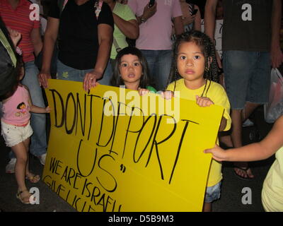 Kinder protestieren mit Plakaten gegen geplanten Auslieferungen in Tel Aviv, Israel, 14. August 2010. Das Kabinett von Premierminister Benjamin Netanyahu beschlossen, 400 Kinder von fremden Arbeitnehmern auszuliefern. Die Entscheidung hat eine ernsthafte öffentliche Debatte in Israel, manche Kritiker vergleichen die Entscheidung, die Deportation jüdischer Kinder während des Holocaust hervorgerufen. Foto: SARA LEMEL Stockfoto