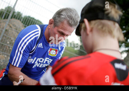 Deutsche Bundesliga-Verein Bayer 04 Leverkusen Trainer Jupp Heynckes Zeichen Autogramme während einer Trainingseinheit seines Vereins in Leverkusen, Deutschland, 13. August 2010. Foto: ROLF VENNENBERND Stockfoto