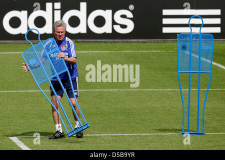 Deutsche Bundesliga-Verein Bayer 04 Leverkusen-Trainer Jupp Heynckes bereitet eine Lektion während einer Trainingseinheit seines Vereins in Leverkusen, Deutschland, 13. August 2010. Foto: ROLF VENNENBERND Stockfoto