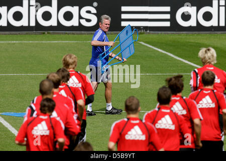 Deutsche Bundesliga-Verein Bayer 04 Leverkusen-Trainer Jupp Heynckes bereitet eine Lektion während einer Trainingseinheit seines Vereins in Leverkusen, Deutschland, 13. August 2010. Foto: ROLF VENNENBERND Stockfoto