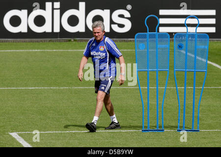 Deutsche Bundesliga-Verein Bayer 04 Leverkusen-Trainer Jupp Heynckes bereitet eine Lektion während einer Trainingseinheit seines Vereins in Leverkusen, Deutschland, 13. August 2010. Foto: ROLF VENNENBERND Stockfoto