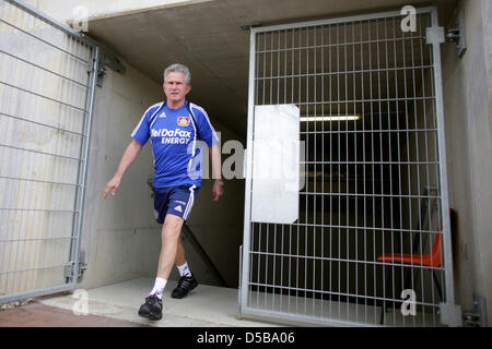 Deutsche Bundesliga-Verein Bayer 04 Leverkusen-Trainer Jupp Heynckes betritt das Spielfeld während einer Trainingseinheit seines Vereins in Leverkusen, Deutschland, 13. August 2010. Foto: ROLF VENNENBERND Stockfoto