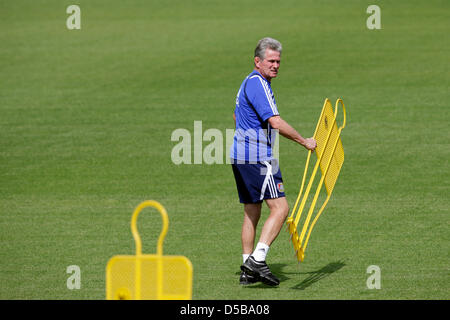 Deutsche Bundesliga-Verein Bayer 04 Leverkusen-Trainer Jupp Heynckes bereitet eine Lektion während einer Trainingseinheit seines Vereins in Leverkusen, Deutschland, 13. August 2010. Foto: ROLF VENNENBERND Stockfoto