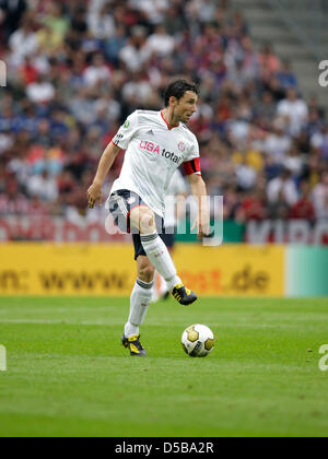 Münchens Kapitän Mark van Bommel spielt den Ball im DFB-Pokal 1. Runde Spiel Germania Windeck gegen FC Bayern München in Köln, Deutschland, 16. August 2010. Foto: Rolf Vennenbernd Stockfoto