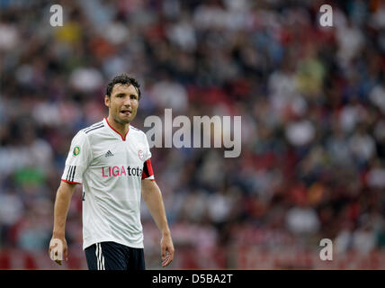 Das Bild bietet Münchens Kapitän Mark van Bommel beim DFB-Pokal 1. Runde Spiel Germania Windeck gegen FC Bayern München in Köln, Deutschland, 16. August 2010. Foto: Rolf Vennenbernd Stockfoto