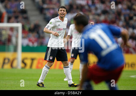 Das Bild bietet Münchens Kapitän Mark van Bommel beim DFB-Pokal 1. Runde Spiel Germania Windeck gegen FC Bayern München in Köln, Deutschland, 16. August 2010. Foto: Rolf Vennenbernd Stockfoto