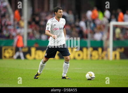 Münchens Kapitän Mark van Bommel spielt den Ball im DFB-Pokal 1. Runde Spiel Germania Windeck gegen FC Bayern München in Köln, Deutschland, 16. August 2010. Foto: Rolf Vennenbernd Stockfoto